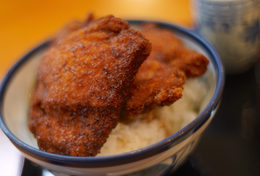 迫力あるカツが積み重なった、豪気なソースカツ丼。