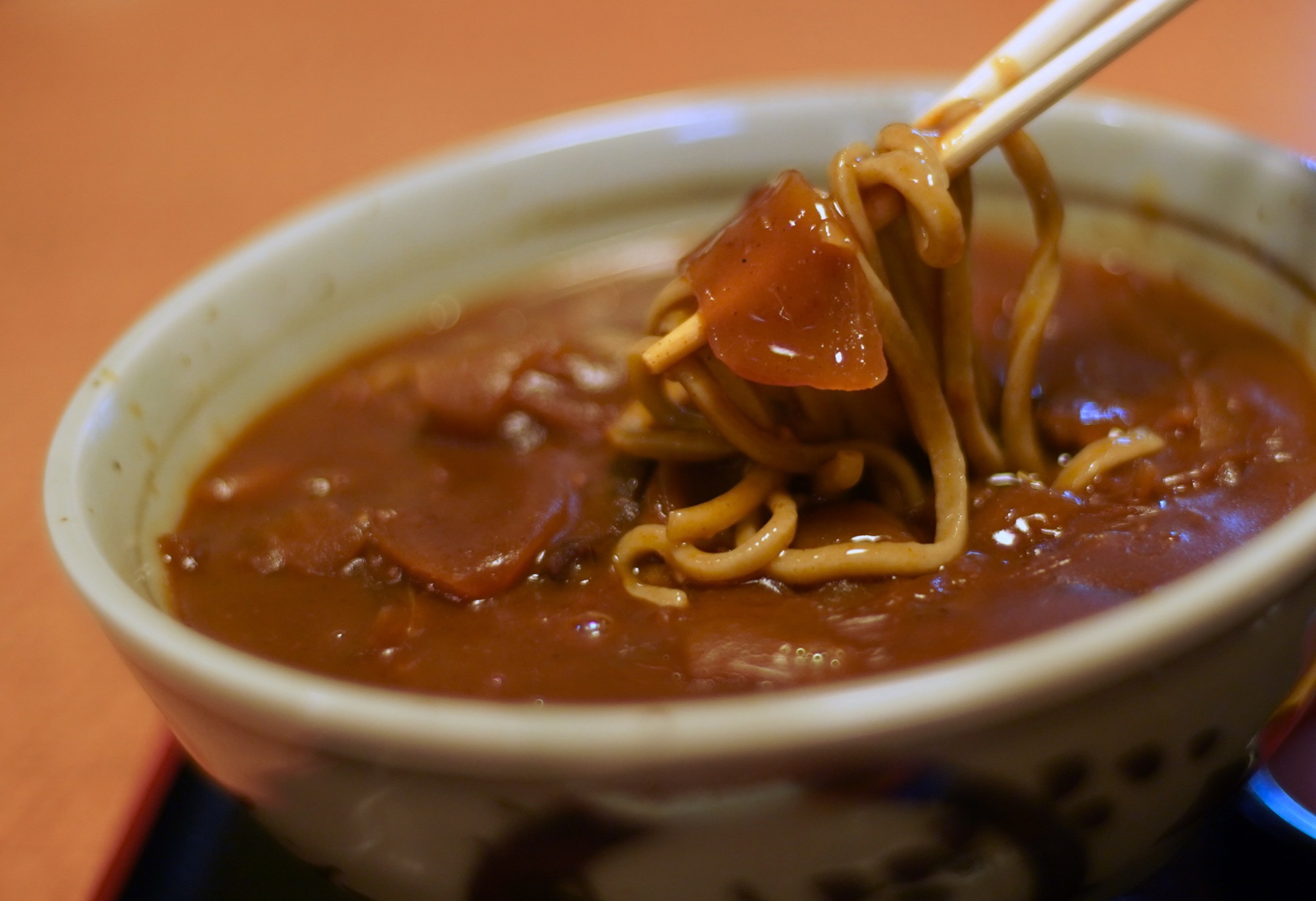 精神を引き締めるカレーそばやラーメンもおいしい蕎麦屋があった。