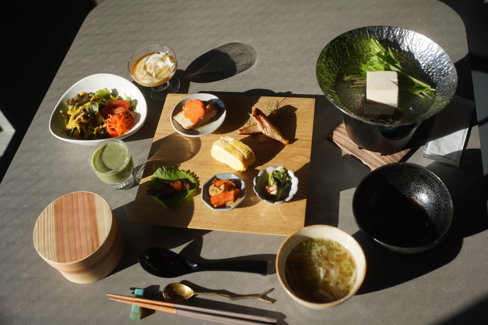 敦賀湾を望みながら、発酵朝食をいただく贅沢