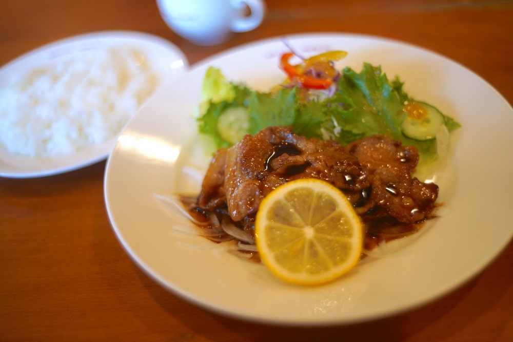 ご飯が進んで困るとんとん焼きと、殻までうまい甘海老フライを…