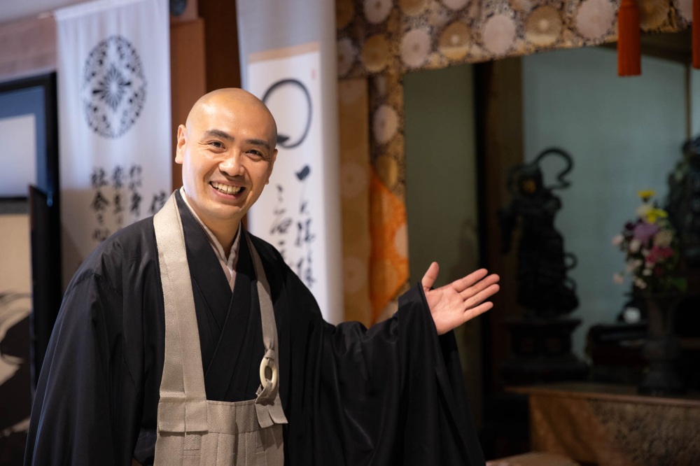 明るく出迎えてくれる大安禅寺副住職の高橋玄峰さん