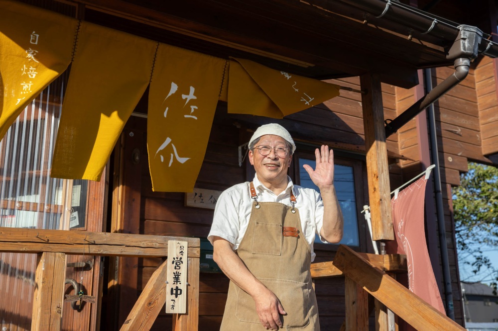 店主の加藤さん。にこやかに手を振ってくれました。