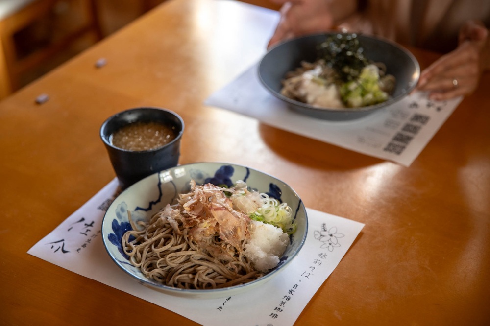 写真奥は山かけ蕎麦。キノコの天ぷら、カリカリおあげのトッピングもありました。