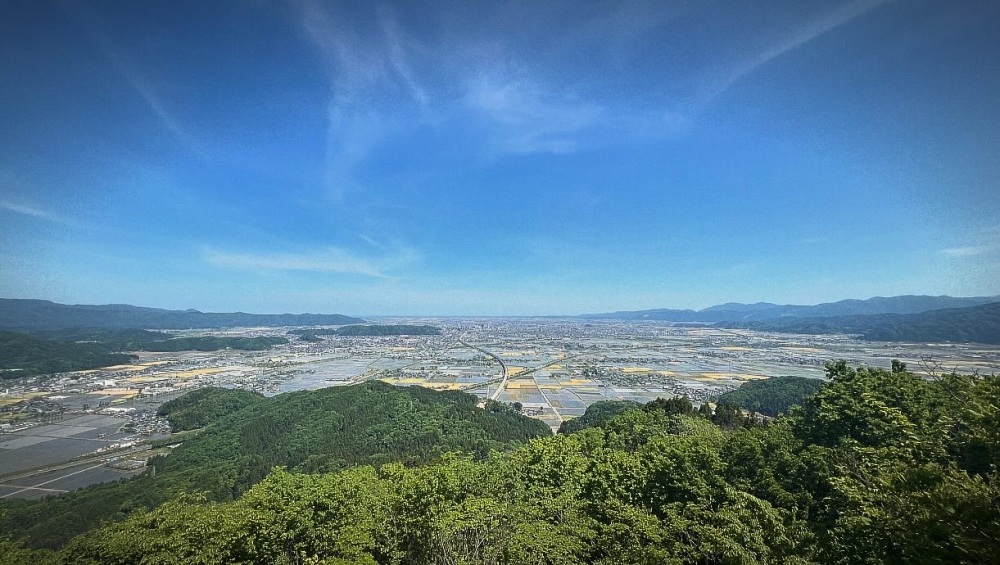 大文殊から眺めた福井平野。　真ん中あたりのラインが北陸新幹線のルート
