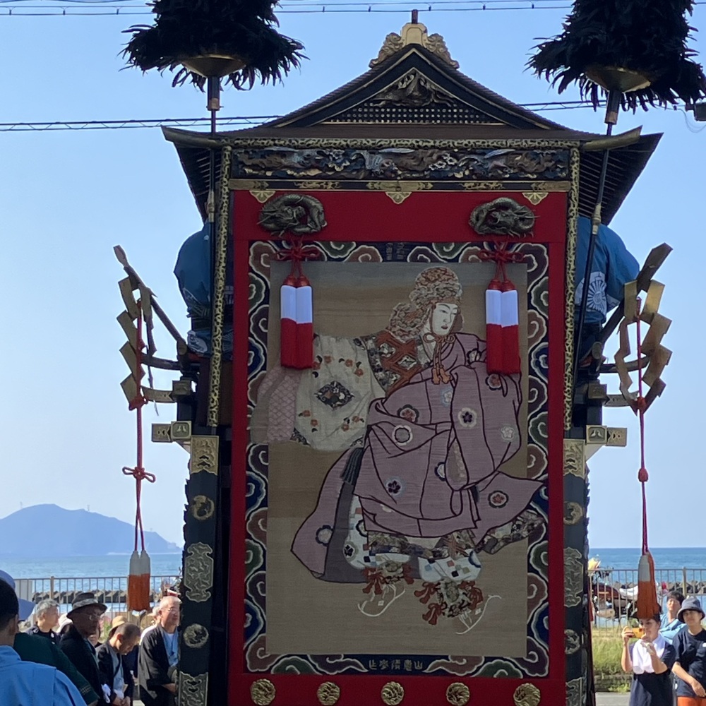 山車と小浜の海と空