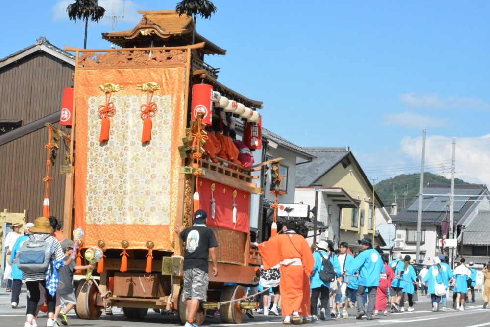 大勢で引いていきます