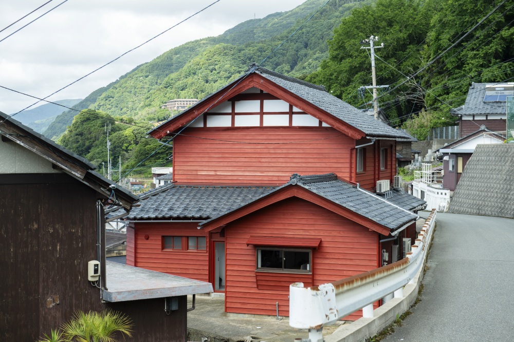 落ち着いたべんがら色の外観が目立ちます