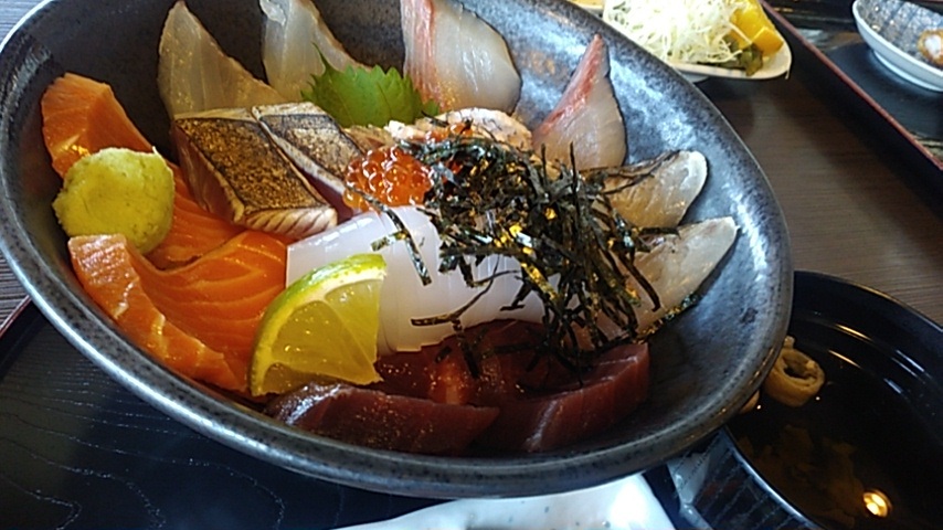 その日の朝どれのお魚で作る海鮮丼もおすすめ！！