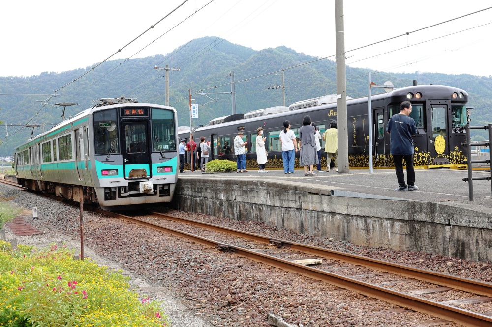 JR小浜線１２５系と「はなあかり」