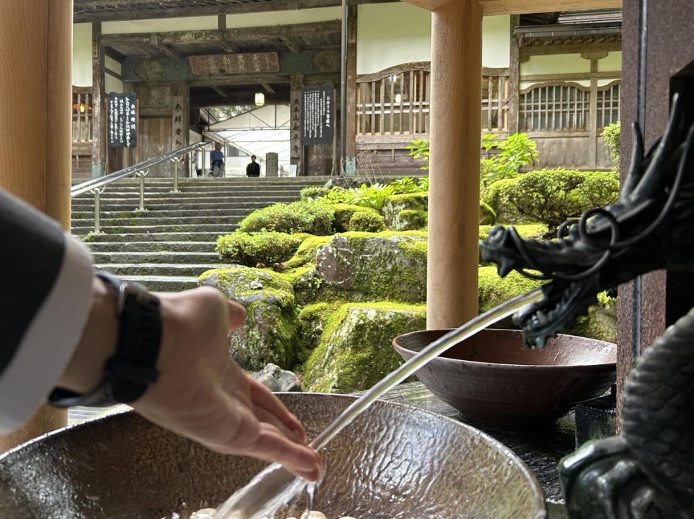 龍の口から水が出る手水舎