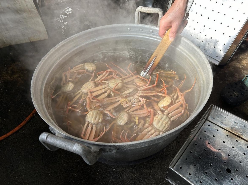 店内の大釜で一気に茹で上げ