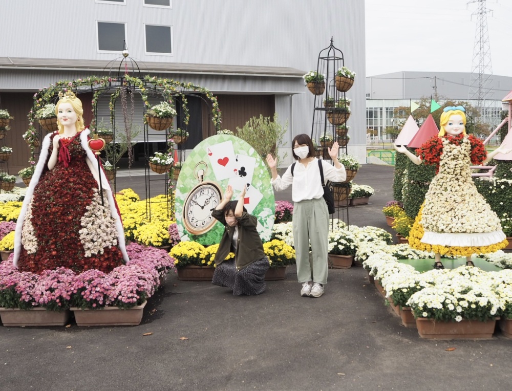 菊人形と一緒に記念撮影(過去の様子)