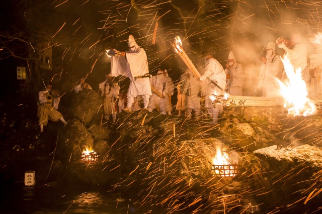 神事「お水送り」と、国宝・明通寺