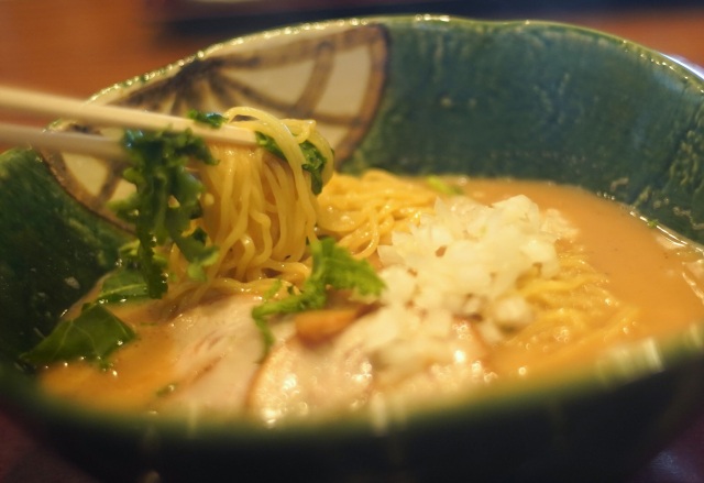 波しぶきがかかるラーメンと顎を鍛えるうどん　松月