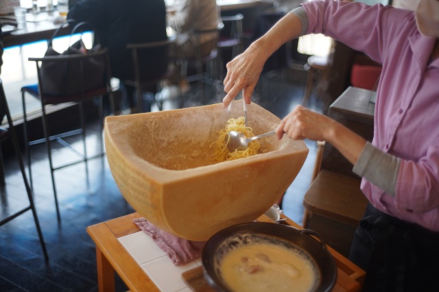 海の目の前にして食べる、魅力溢れる、ユニークなパスタとピザ