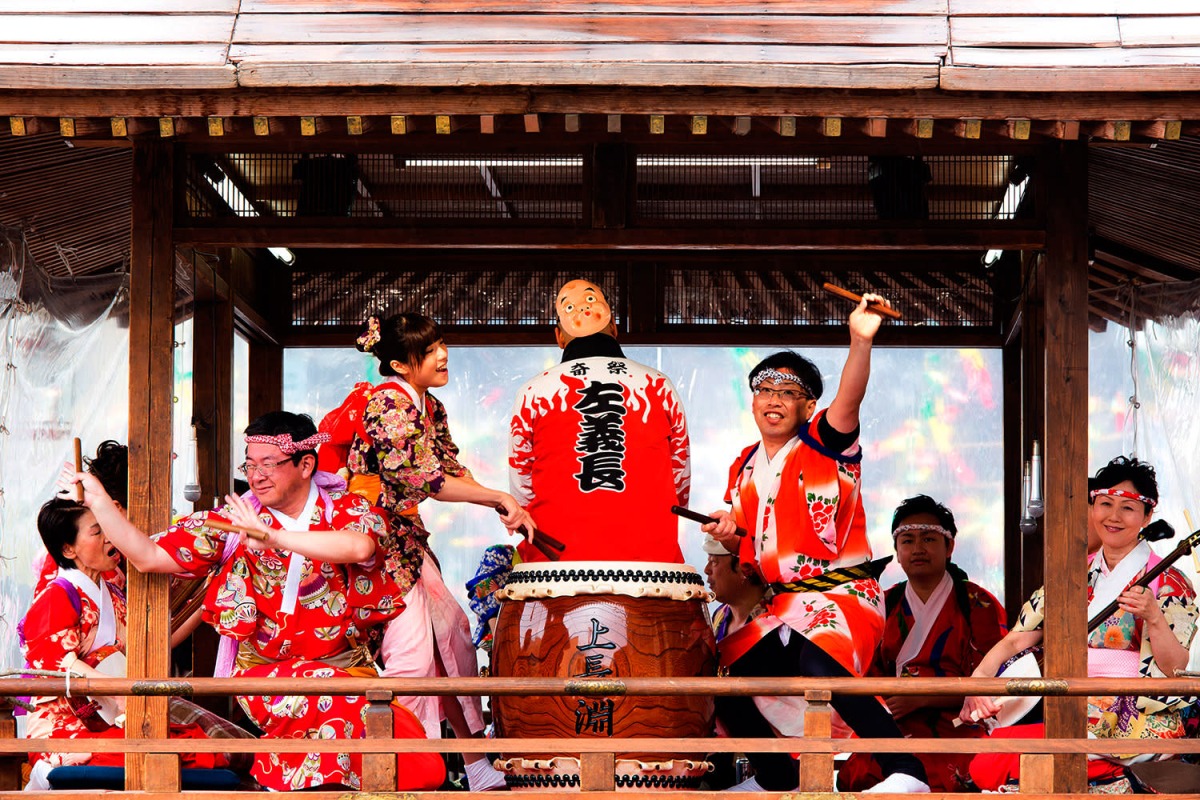 左義長祭全市喧騰鬧慶典,以大篝火畫下句點