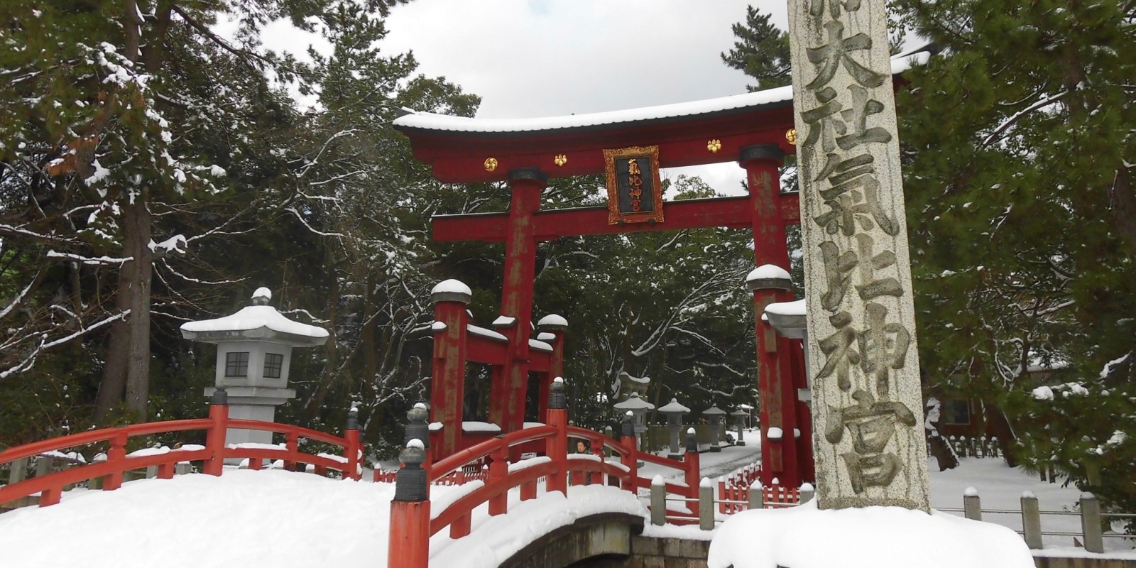Sanctuaire Kehi Jingu : l’un des trois grands torii en bois du Japon