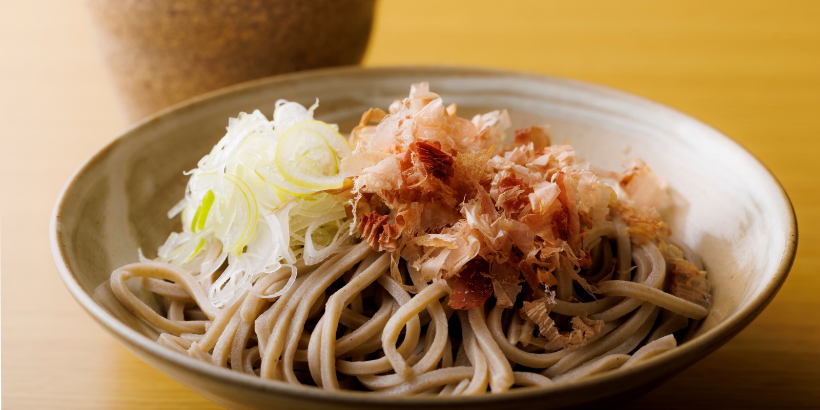 越前蘿蔔泥蕎麥麵蕎麥麵樸素簡單卻營養豐富,能療癒身心。在福井縣,尤其是北部地區,最常見的是越前蘿蔔泥蕎麥麵