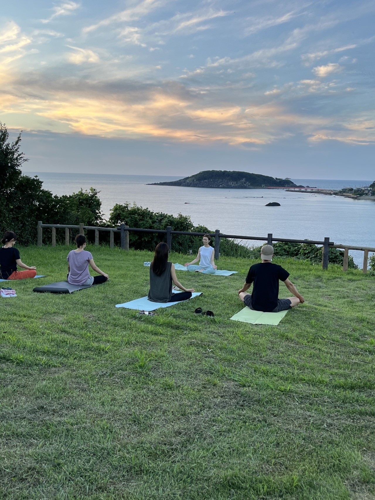 Tojinbo Yoga 東尋坊の大自然を感じて 心と体で最高の癒し体験を 観光スポット 公式 福井県 観光 旅行サイト ふくいドットコム